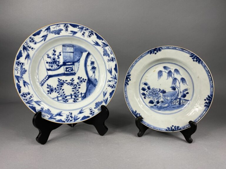 Chine - Ensemble de deux assiettes en porcelaine bleu blanc à décor de branchag…