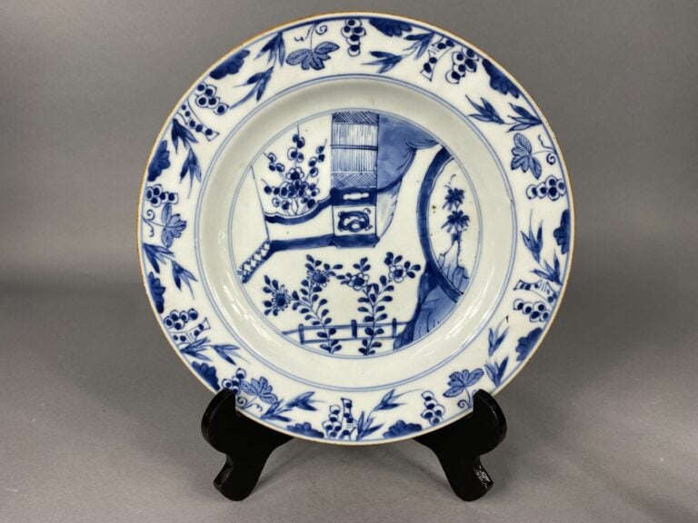 Chine - Ensemble de deux assiettes en porcelaine bleu blanc à décor de branchag…