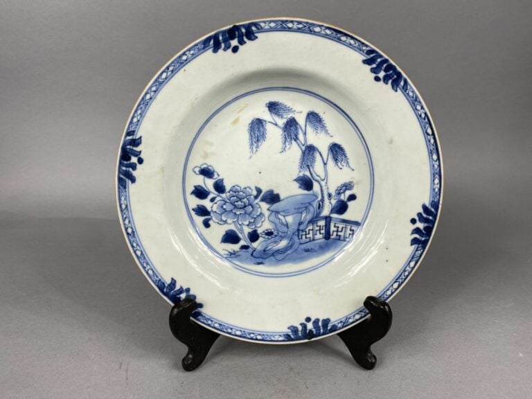 Chine - Ensemble de deux assiettes en porcelaine bleu blanc à décor de branchag…