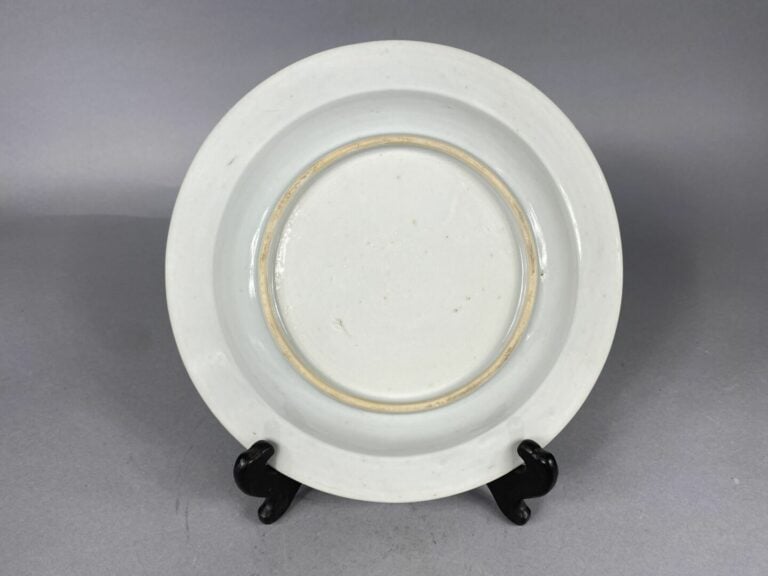 Chine - Ensemble de deux assiettes en porcelaine bleu blanc à décor de branchag…