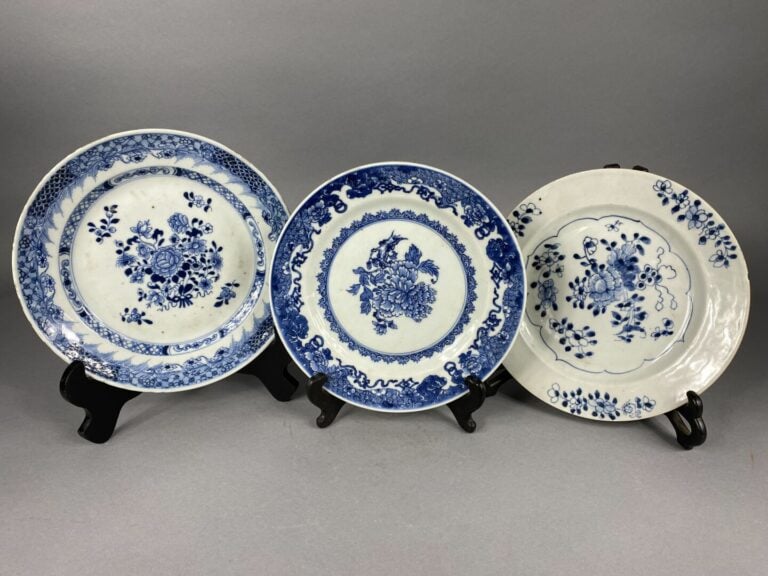 Chine - Ensemble de six assiettes en porcelaine bleu blanc à décor de branchage…