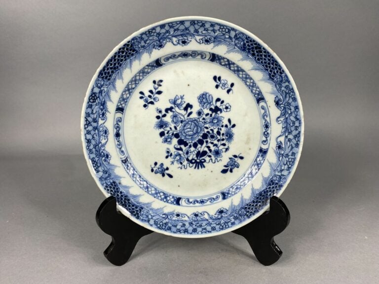Chine - Ensemble de six assiettes en porcelaine bleu blanc à décor de branchage…