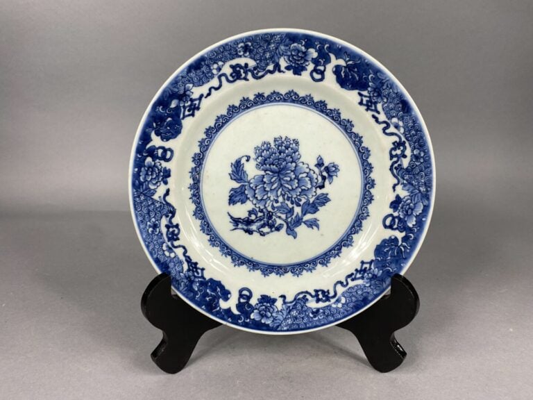 Chine - Ensemble de six assiettes en porcelaine bleu blanc à décor de branchage…