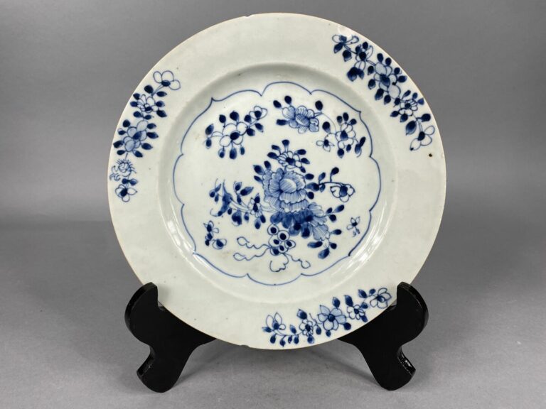 Chine - Ensemble de six assiettes en porcelaine bleu blanc à décor de branchage…