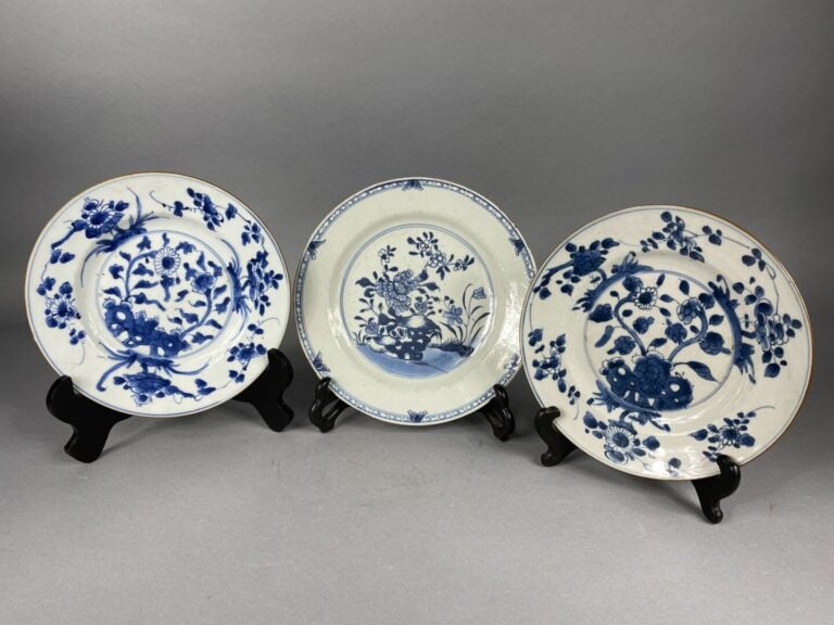 Chine - Ensemble de six assiettes en porcelaine bleu blanc à décor de branchage…