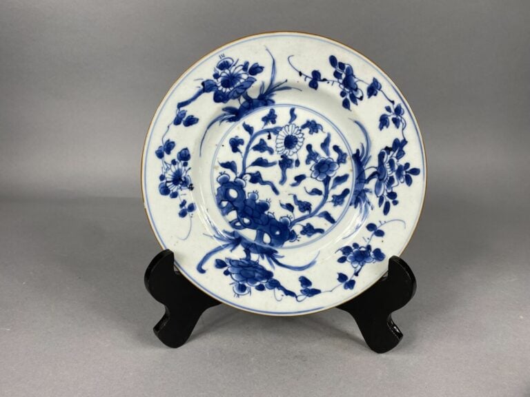 Chine - Ensemble de six assiettes en porcelaine bleu blanc à décor de branchage…