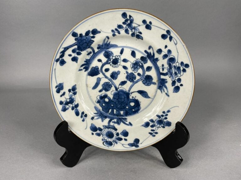 Chine - Ensemble de six assiettes en porcelaine bleu blanc à décor de branchage…
