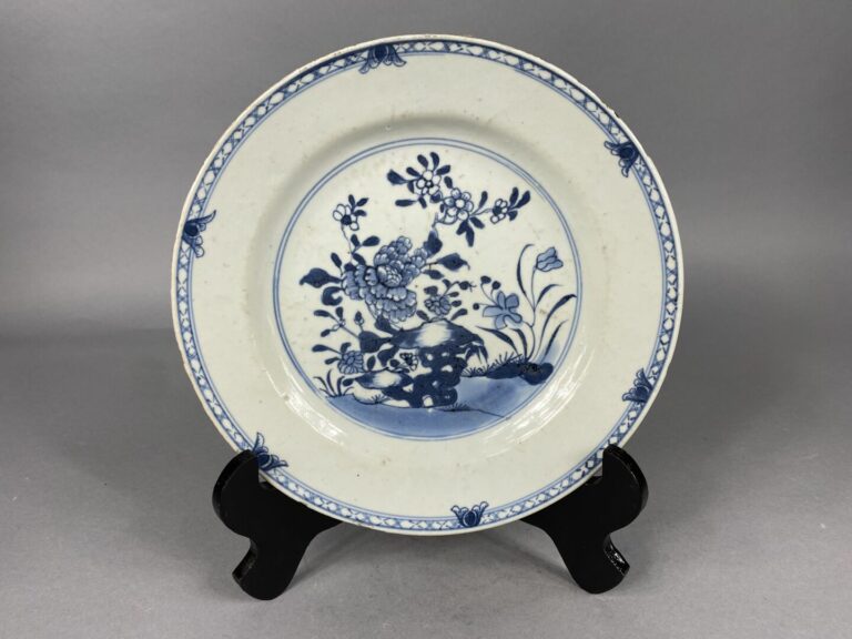 Chine - Ensemble de six assiettes en porcelaine bleu blanc à décor de branchage…