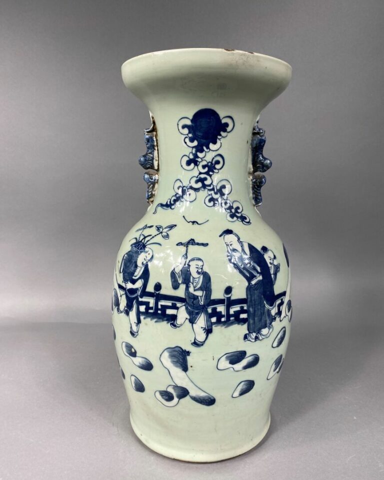 Chine - Vase balustre de forme dite "Queue de phénix" céladon à décor bleu blan…