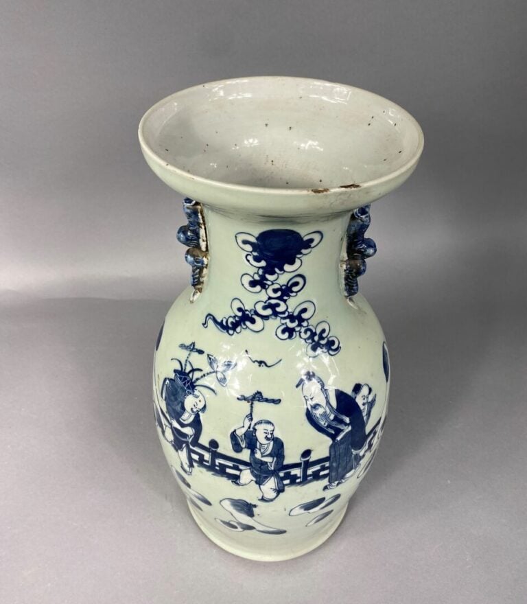 Chine - Vase balustre de forme dite "Queue de phénix" céladon à décor bleu blan…