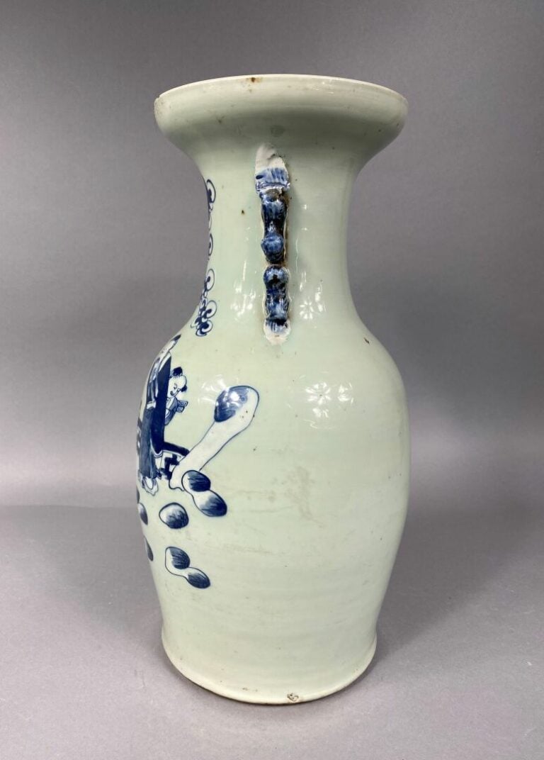 Chine - Vase balustre de forme dite "Queue de phénix" céladon à décor bleu blan…