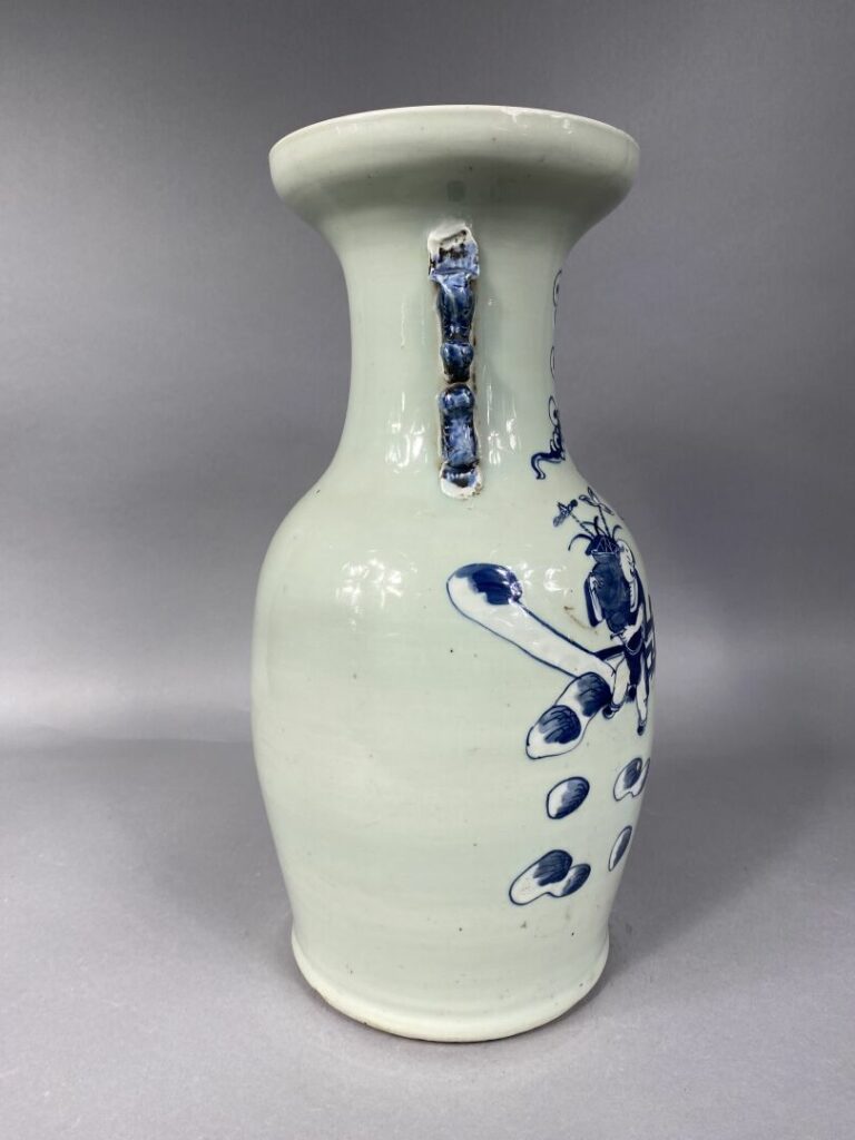 Chine - Vase balustre de forme dite "Queue de phénix" céladon à décor bleu blan…