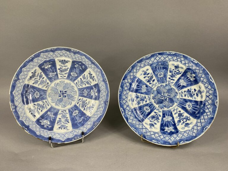 Chine, XVIIIe siècle - Paire d'assiettes en céramique à décor bleu blanc de bra…