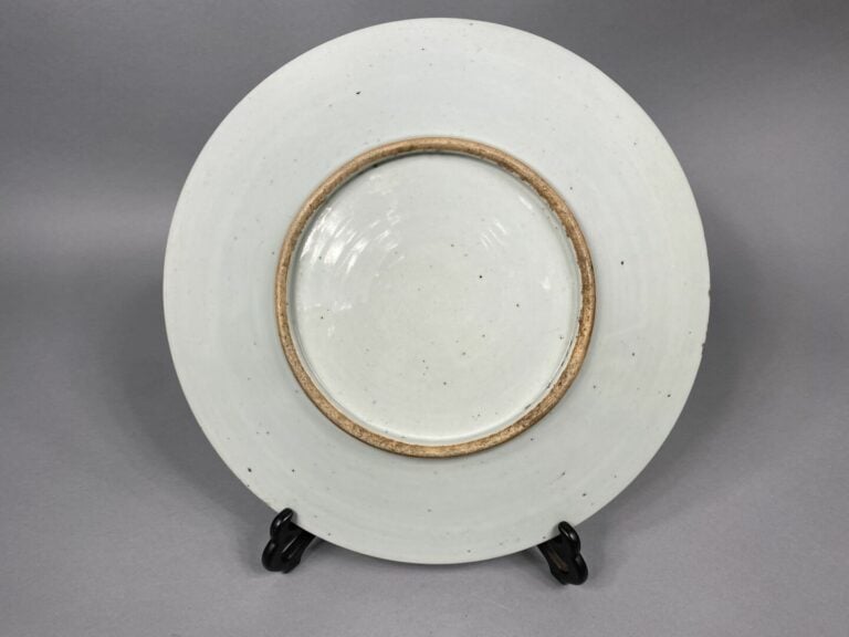 Chine, Canton - Grand plat en porcelaine de Canton à décor de scènes de palais…