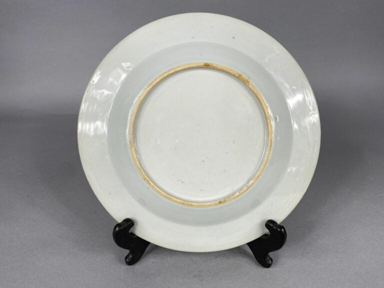 Chine - Assiette en porcelaine à décor doré dans le goût Imari de branchages fl…
