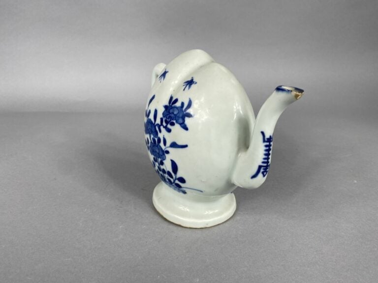 Chine - Théière formant pêche de longévité en porcelaine émaillée à décor bleu…