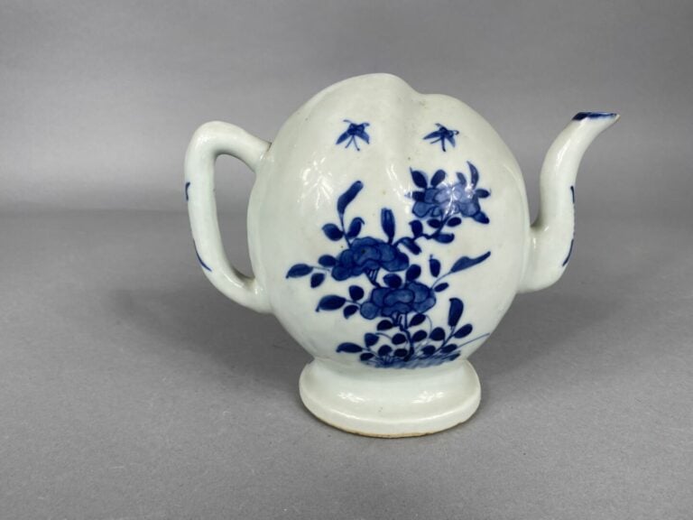 Chine - Théière formant pêche de longévité en porcelaine émaillée à décor bleu…