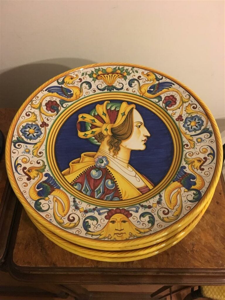 DERUTA. - Quatre plats en faïence à décor polychrome de profils de personnages…