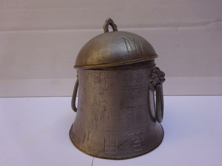 POT COUVERT EN ETAIN A ANSES PENDANTES - Chine, Epoque XXe siècle - Le pourtour…