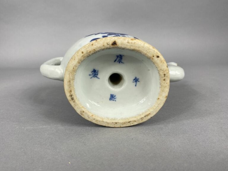 Chine - Théière formant pêche de longévité en porcelaine émaillée à décor bleu…