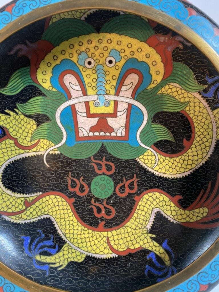 Chine - Brûle-parfum en émaux cloisonnés de forme circulaire, il est orné à l'i…