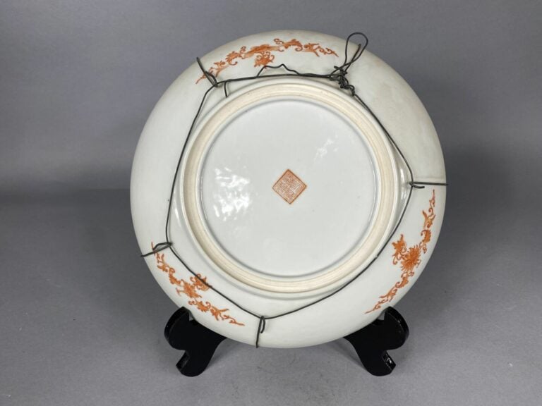 Chine - Plat en céramique émaillée dans le goût de la Famille Rose à décor de p…