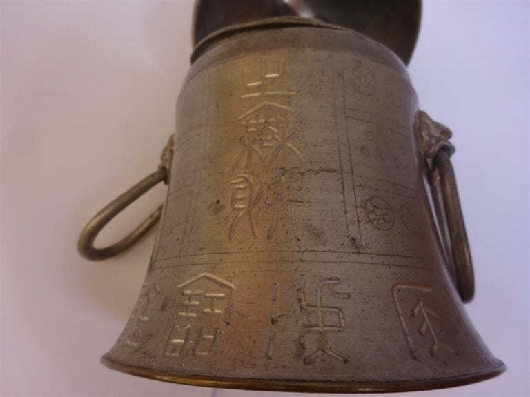 POT COUVERT EN ETAIN A ANSES PENDANTES - Chine, Epoque XXe siècle - Le pourtour…