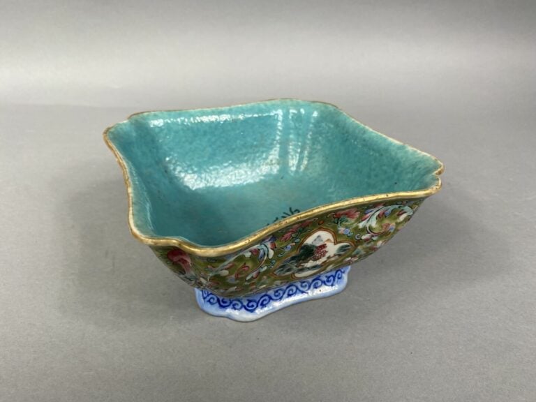 Chine - Coupe sur pied en porcelaine émaillée à décor de paysages rocheux en re…