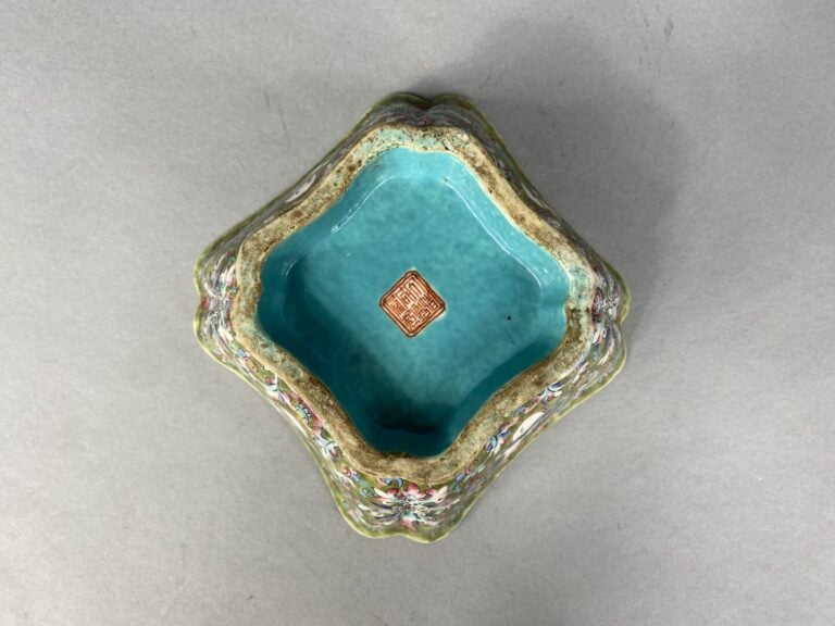 Chine - Coupe sur pied en porcelaine émaillée à décor de paysages rocheux en re…