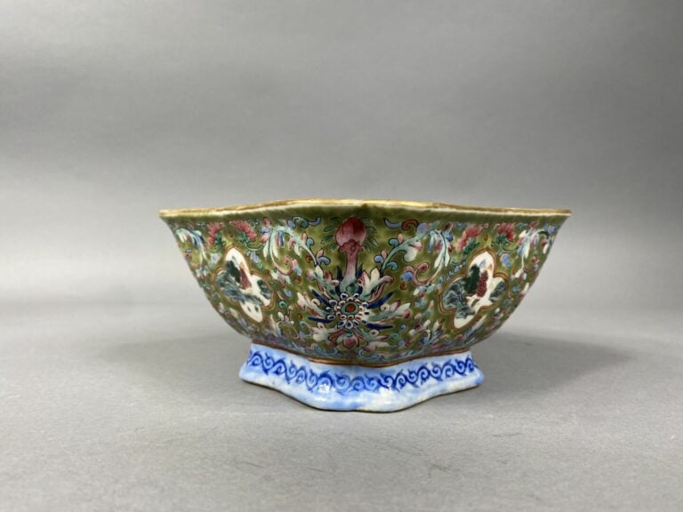 Chine - Coupe sur pied en porcelaine émaillée à décor de paysages rocheux en re…