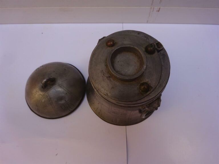 POT COUVERT EN ETAIN A ANSES PENDANTES - Chine, Epoque XXe siècle - Le pourtour…