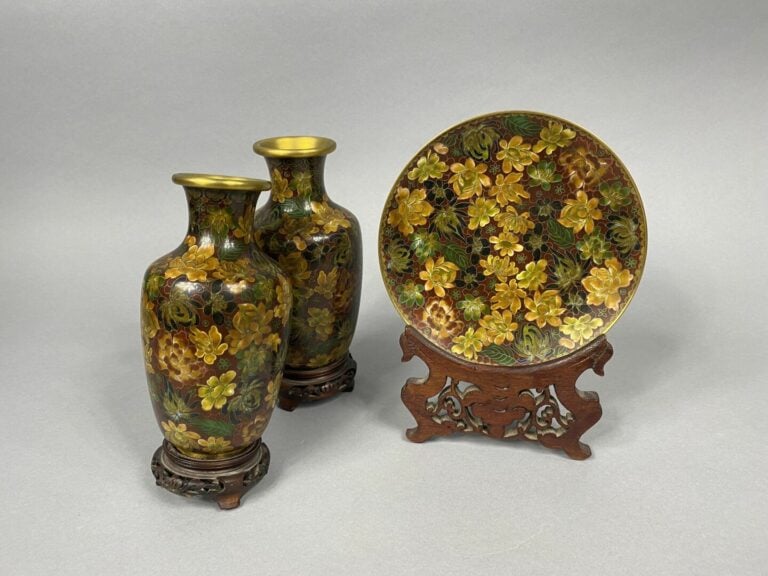 Chine, moderne - Vase couvert en cloisonné à décor floral et son socle en bois…