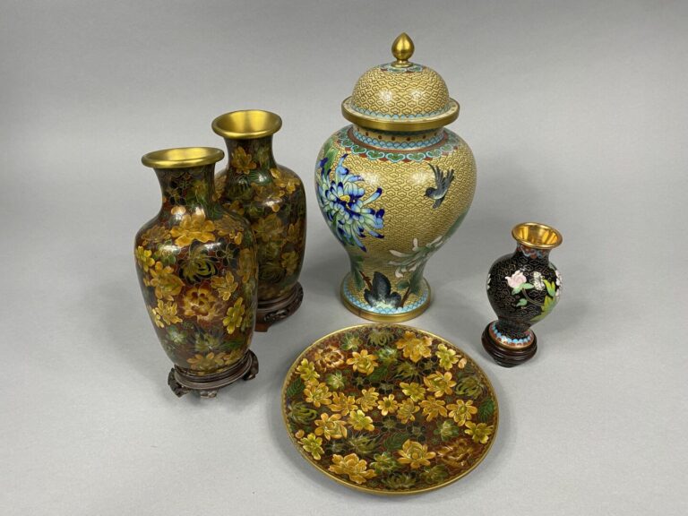 Chine, moderne - Vase couvert en cloisonné à décor floral et son socle en bois…