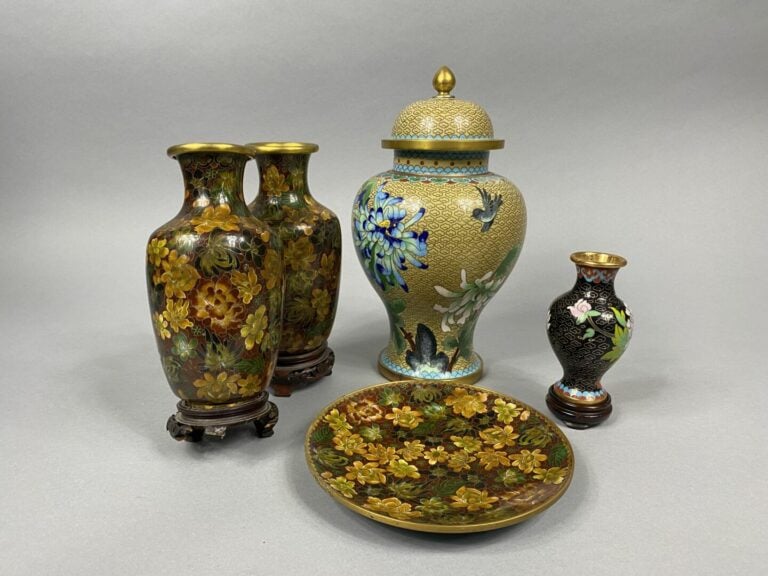 Chine, moderne - Vase couvert en cloisonné à décor floral et son socle en bois…