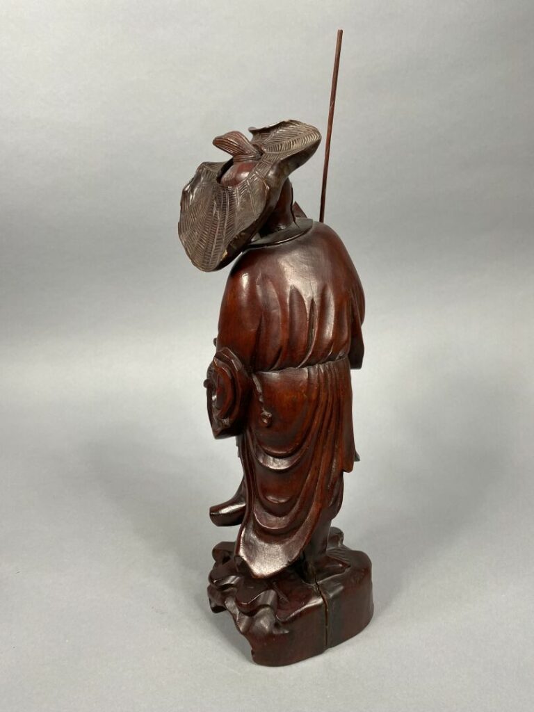 Chine, moderne - Sujet en bois sculpté figurant un pêcheur - H : 22.5 cm - On j…