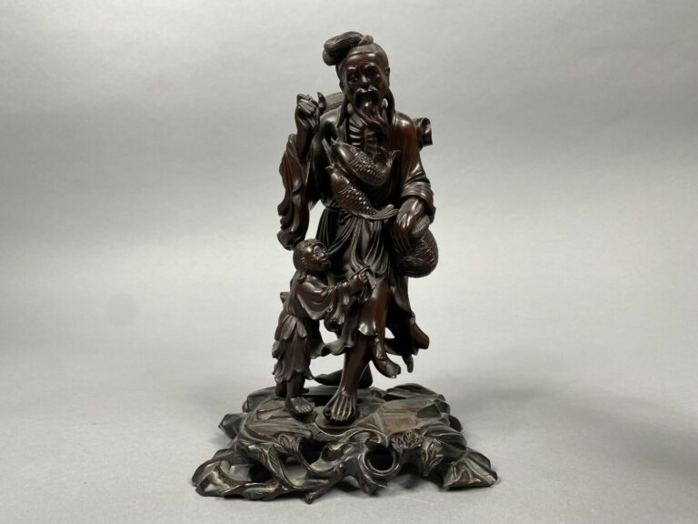 Chine, moderne - Sujet en bois sculpté figurant un pêcheur - H : 22.5 cm - On j…
