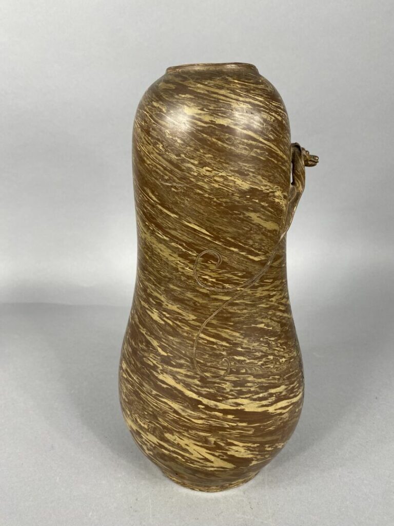 Chine - Vase en forme de calebasse en matière composite à décor gravé de caract…