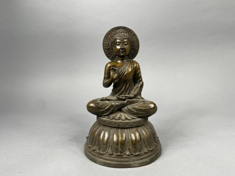 Chine, XXe siècle - Sculpture de bouddha en bronze à patine brune. Assis en pad…