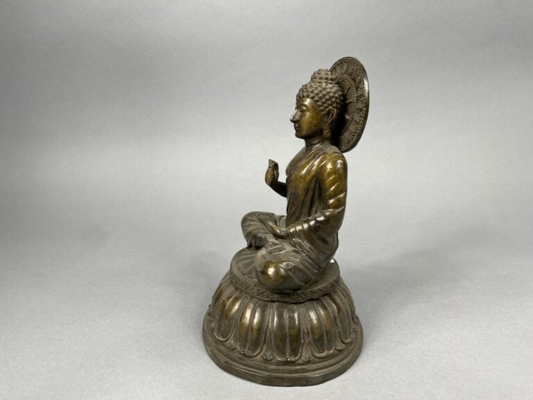 Chine, XXe siècle - Sculpture de bouddha en bronze à patine brune. Assis en pad…