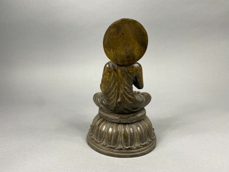 Chine, XXe siècle - Sculpture de bouddha en bronze à patine brune. Assis en pad…