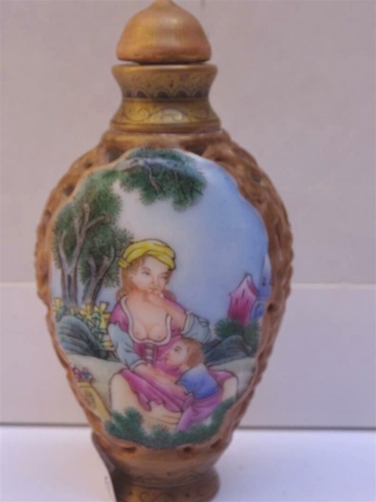 FLACON TABATIERE A EPAULES TOMBANTES EN PORCELAINRE A DECOR « EUROPEEN » - Chin…