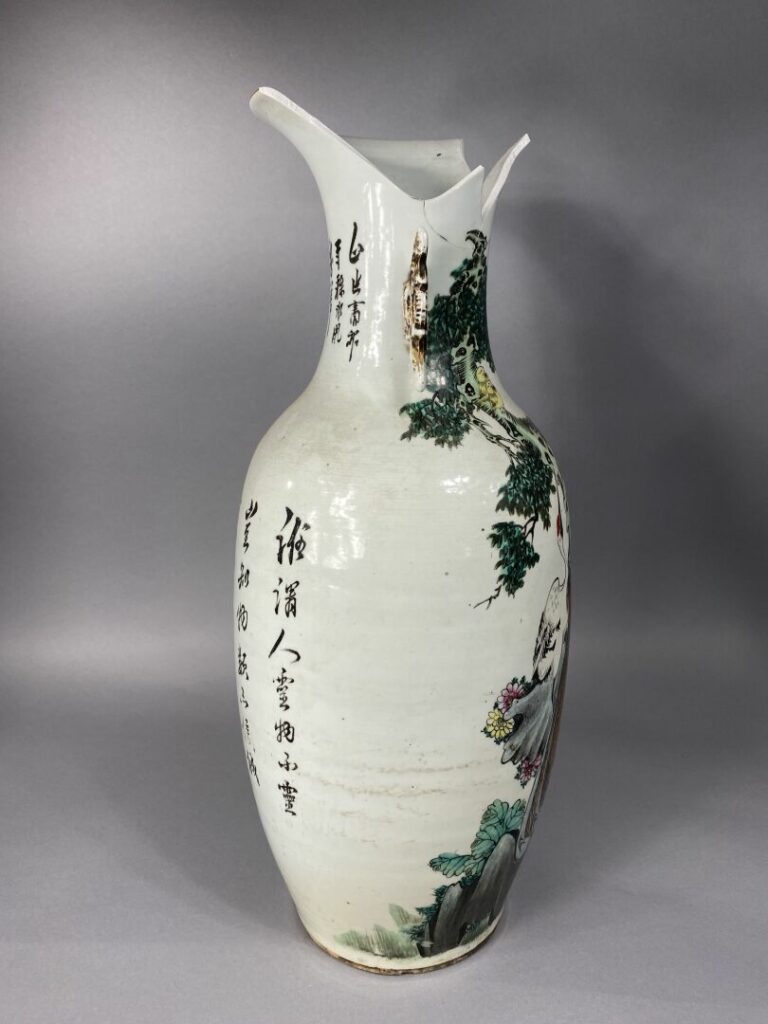 Chine, XXe siècle - Grand vase dit "queue de phénix" en porcelaine de type shui…