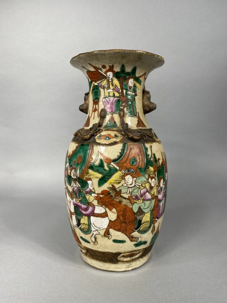 Chine, Nankin - Vase balustre en grès émaillé à décor de scènes guerrières. Le…