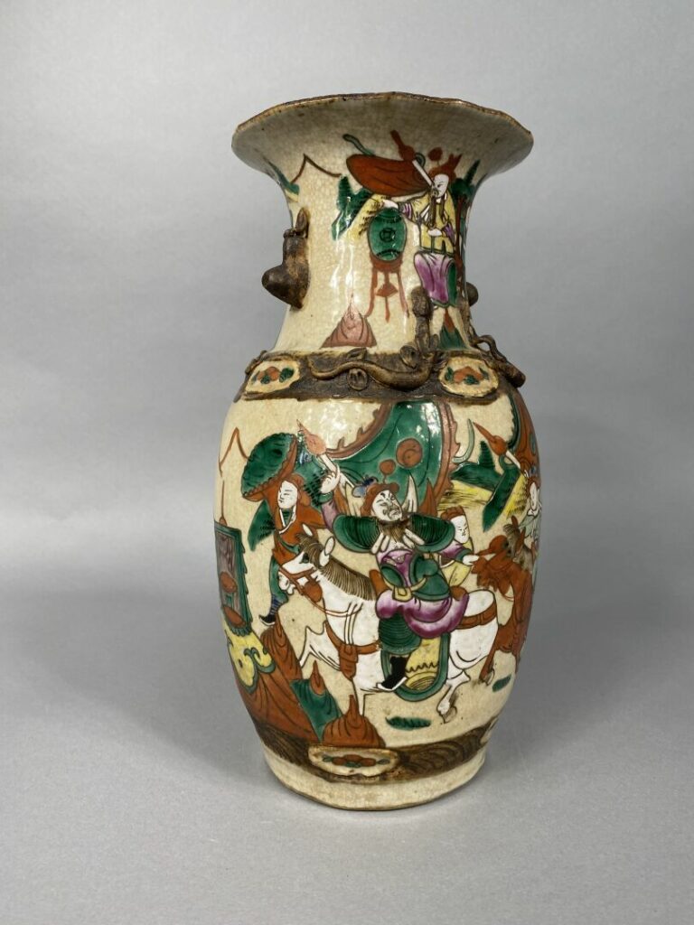 Chine, Nankin - Vase balustre en grès émaillé à décor de scènes guerrières. Le…