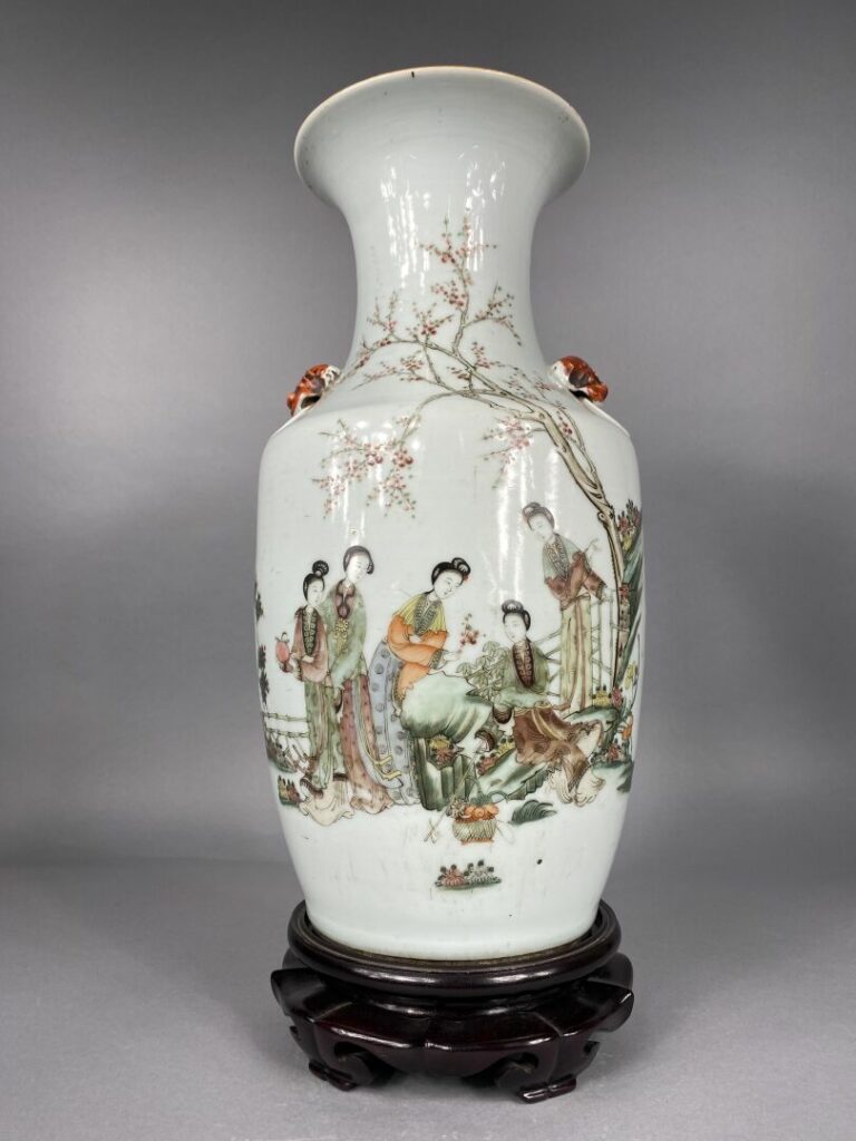 Chine - Vase balustre en porcelaine émaillée dans le goût de la "Famille Verte"…