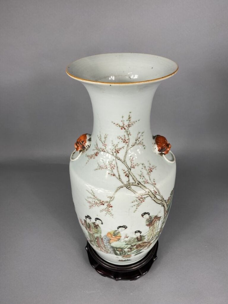 Chine - Vase balustre en porcelaine émaillée dans le goût de la "Famille Verte"…