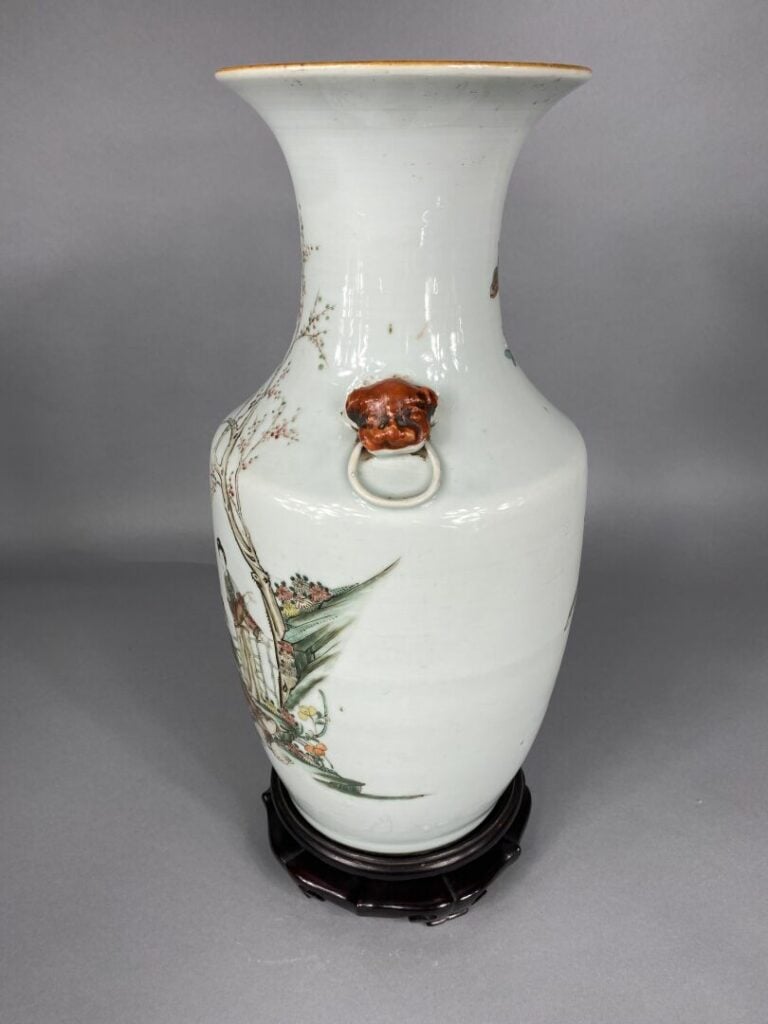 Chine - Vase balustre en porcelaine émaillée dans le goût de la "Famille Verte"…