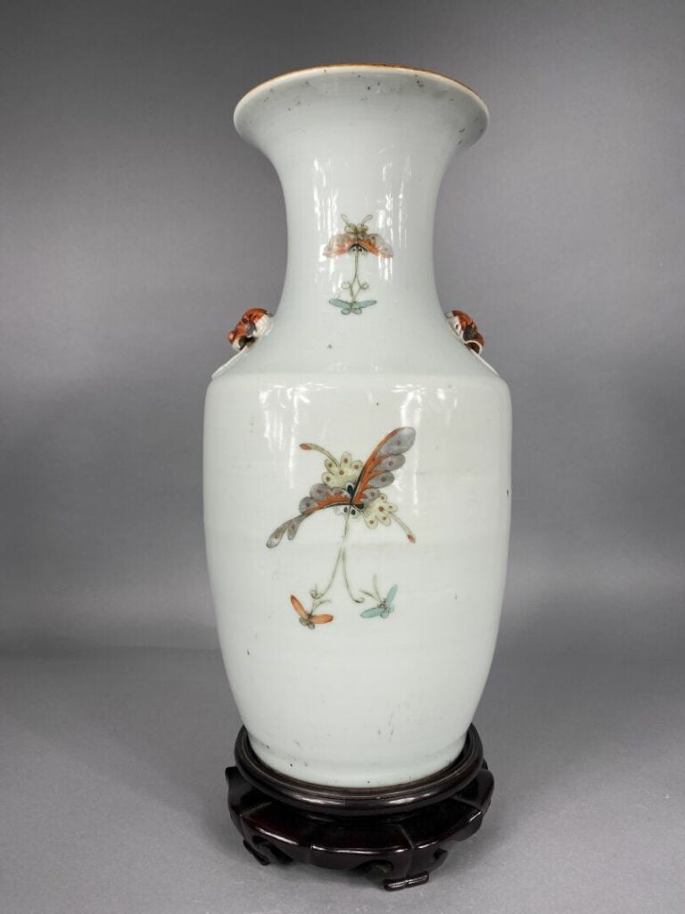 Chine - Vase balustre en porcelaine émaillée dans le goût de la "Famille Verte"…
