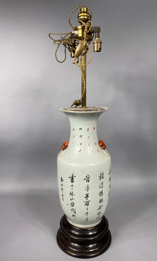 Chine, XXe - Vase balustre en porcelaine à décor émaillé polychrome de motifs f…