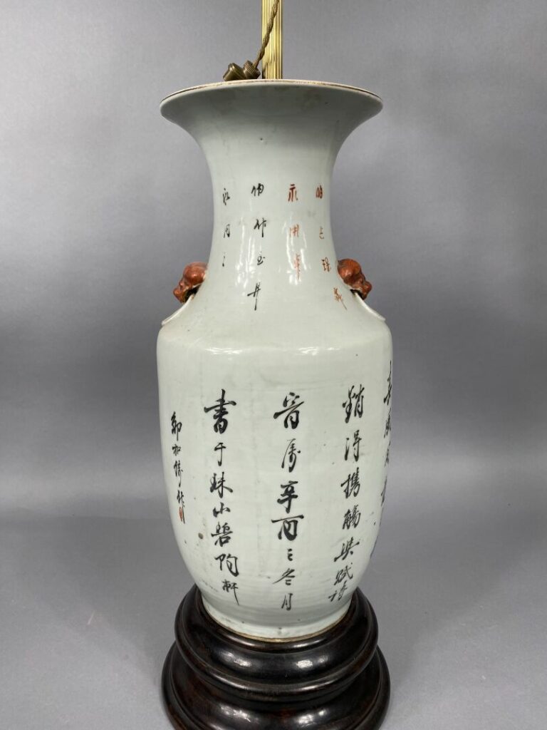 Chine, XXe - Vase balustre en porcelaine à décor émaillé polychrome de motifs f…